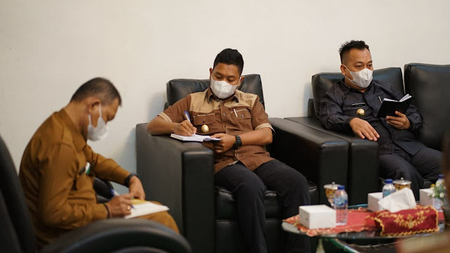 Bupati Lingga Pimpin Rakor Pasca Rotasi Beberapa Kabag di Setda Lingga Bupati Lingga Pimpin Rakor Pasca Rotasi Beberapa Kabag di Setda Lingga