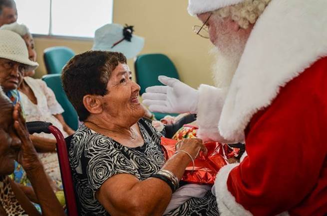 Idosos que vivem em abrigos recebem presentes de Natal 2019