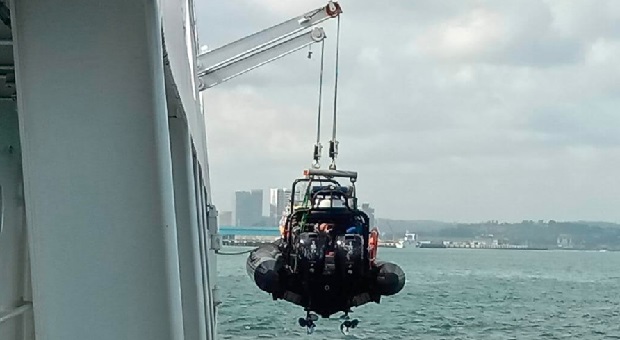 Indonesian Coast Guard dan USCG Evakuasi Korban di Laut