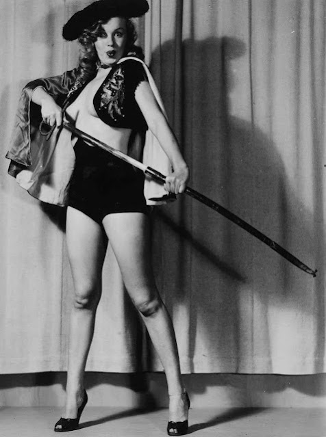 Marilyn Monroe posando como modelo Pin-up antes de ser famosa