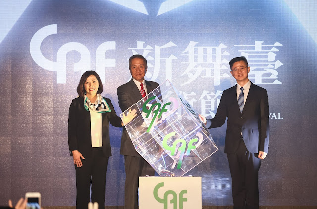 2019新舞臺藝術節揭開魔幻序幕!中國信託個金營運總處楊淑惠總處長(左)、中國信託文教基金會馮寄台董事長(中)、台灣運彩林博泰(右)總經理為「藝術魔方」注入魔幻能量