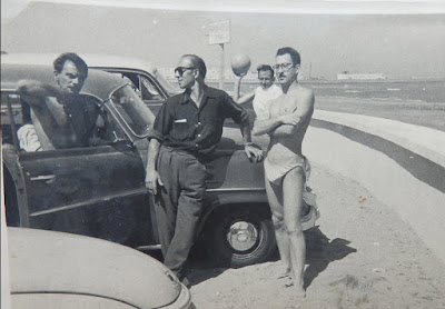 Oscar (midden) aan het strand bij Casablanca (foto: Bronkarium)