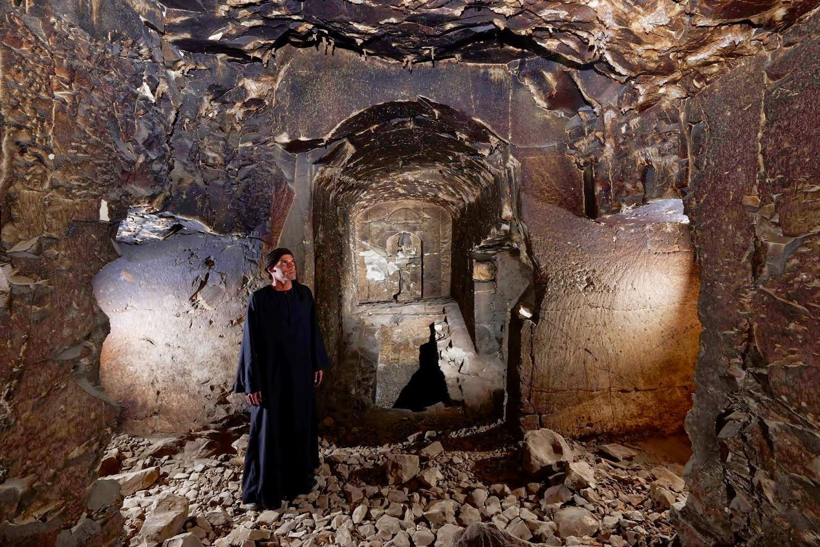 заброшенный склеп. огромный склеп. новодевичье кладбище внутри. фамильные склепы изнутри.