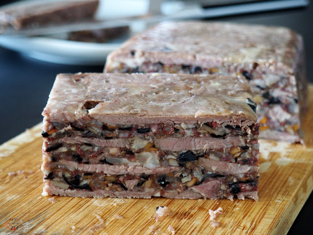 Terrina de carrilleras de cerdo, previamente estofadas con verduras, y duxelle de setas, pie de cerdo y butifarras.