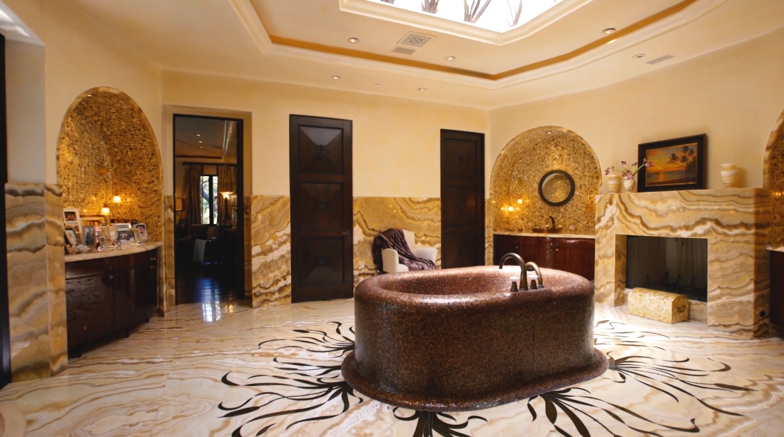 29 Interior Design Photos vs. Tour 715 N Alpine Dr, Beverly Hills, CA