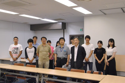 西日本新聞社の朝刊会議を見学し、ゼミ学生向けのレクチャーを頂きました