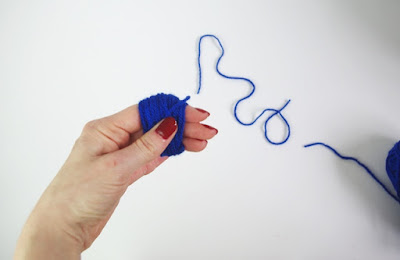 Pompoms (Bommel) mit den Fingern machen Pompoms (Bommel) mit den Fingern machen