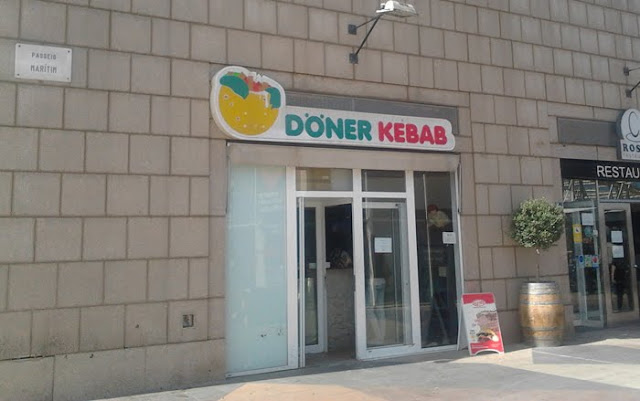 Letrero de Döner Kebab con tipografía parecida al Mercadona