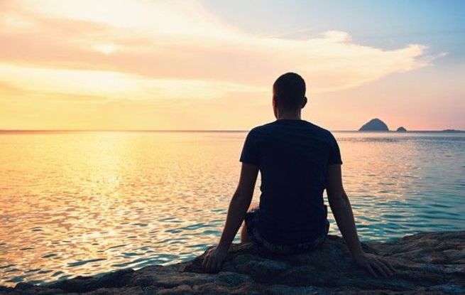 No vivas a tu manera, obedece a Dios y vivirás muchos años y saludable Joven mirando el mar tras tomar malas decisiones