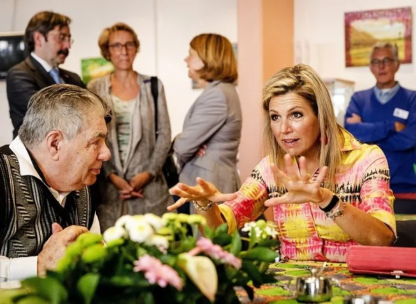 Queen Maxima visited "Kansfonds" which is a aid fund in Delft. Queen Maxima wore  silk print summer dress