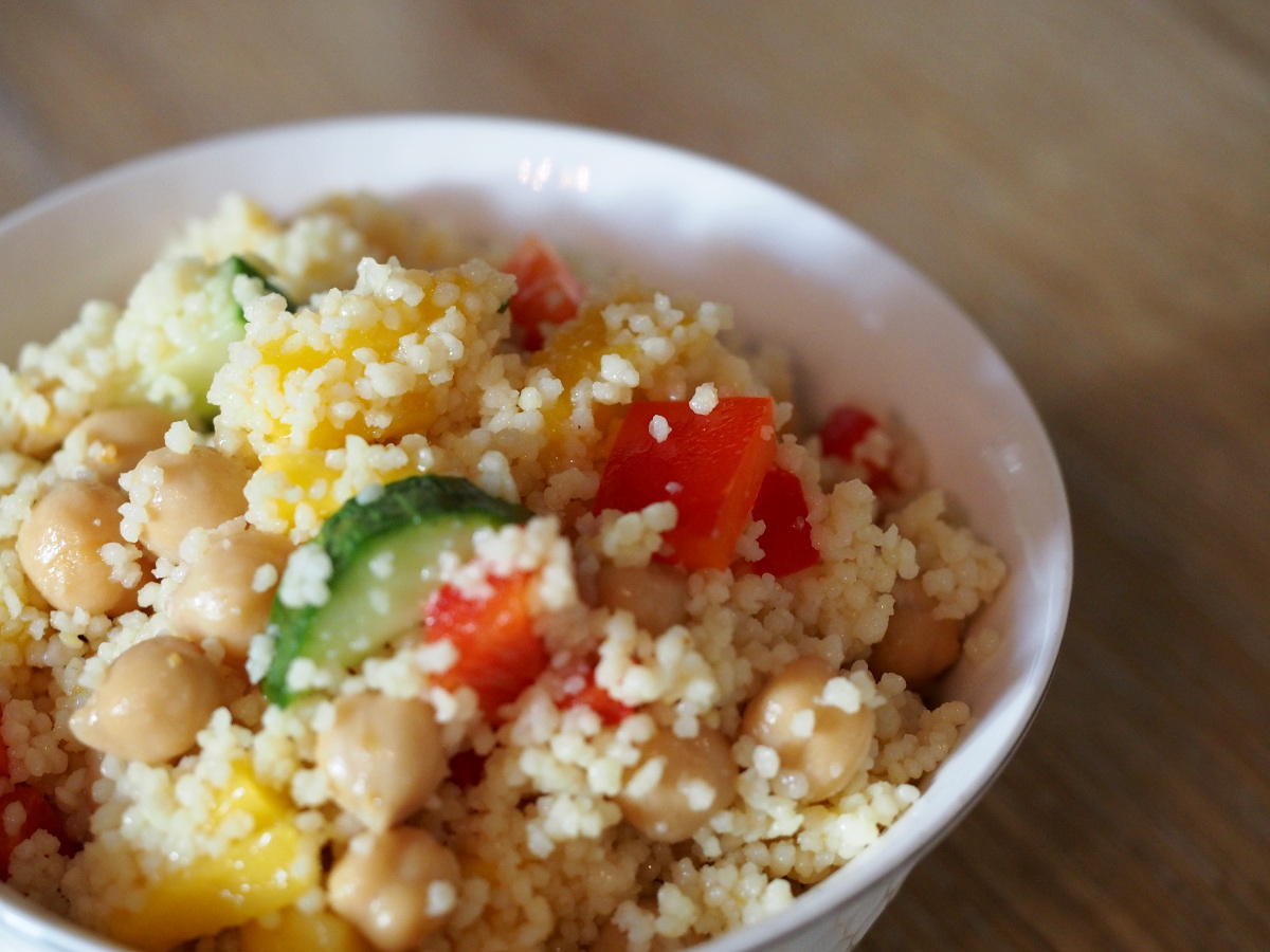 Eine kleine Portion des Couscous Salats in einer Schüssel