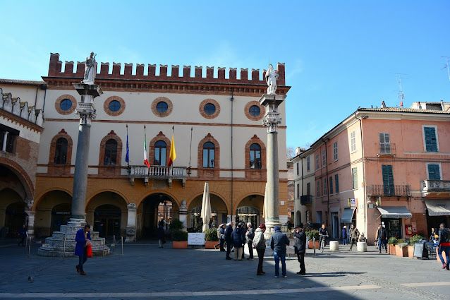 Les deux colonnes sur fond de Palazzo Merlato. Les deux colonnes sur fond de Palazzo Merlato.