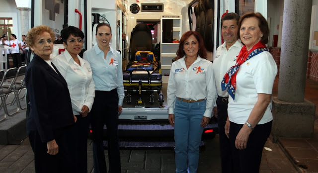 Dinorah López de Gali entrega ambulancia a la Cruz Roja Mexicana en Puebla