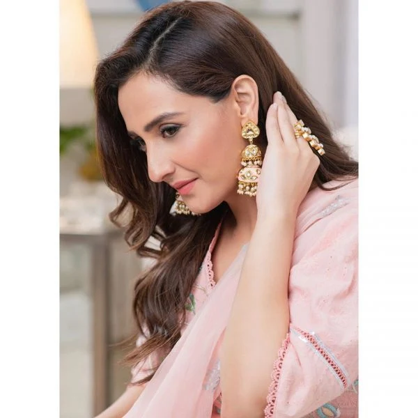 Actress Momal Sheikh Looking Awesome in New Photoshoot