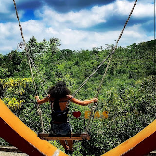 LeKaja Bali Swing, Terletak tinggi di atas tanah dengan bingkai berbentuk hati raksasa di latar belakang, menjadikannya favorit penggemar untuk tempat Instagrammable yang menyenangkan.