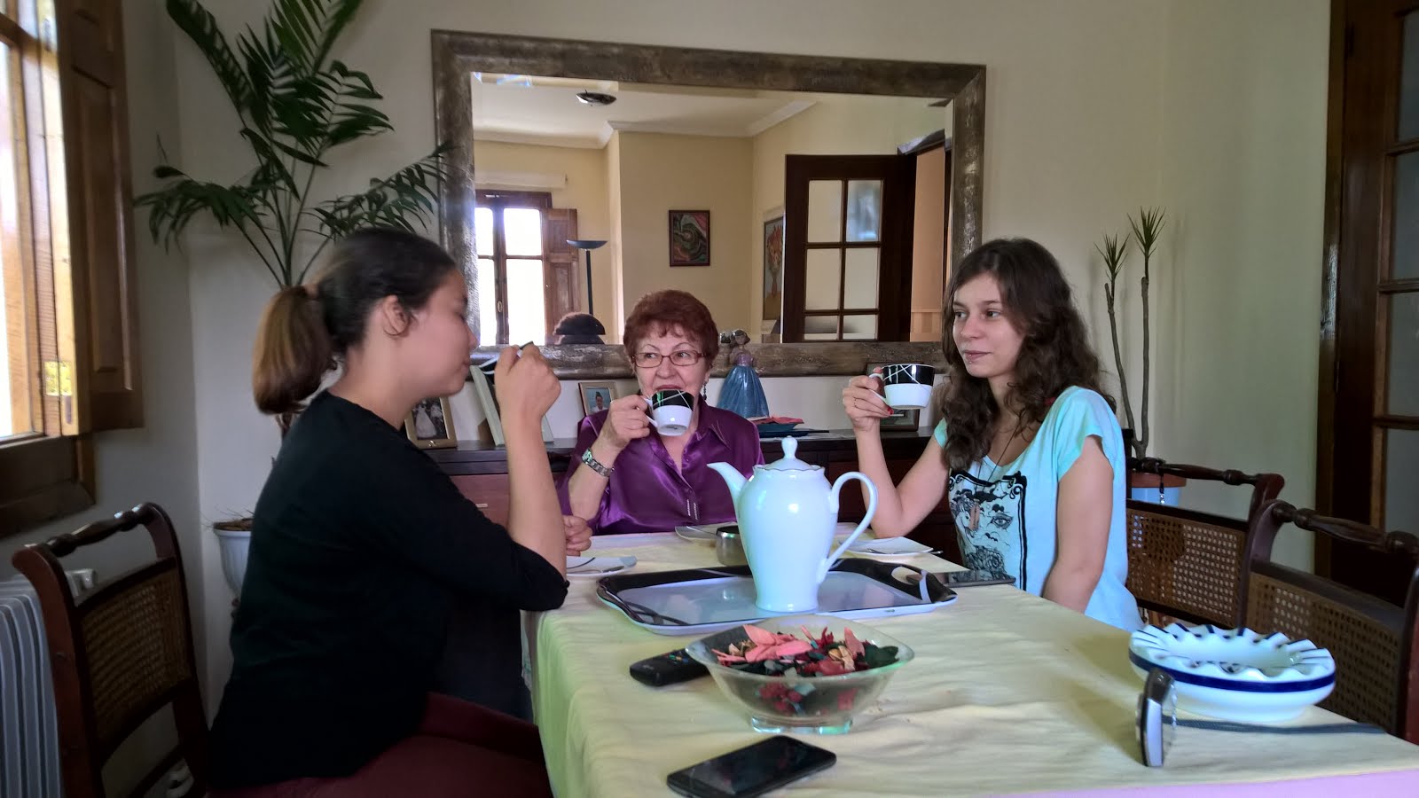 Mis nietas tomando café con la abuela. Lorena y Uxia.