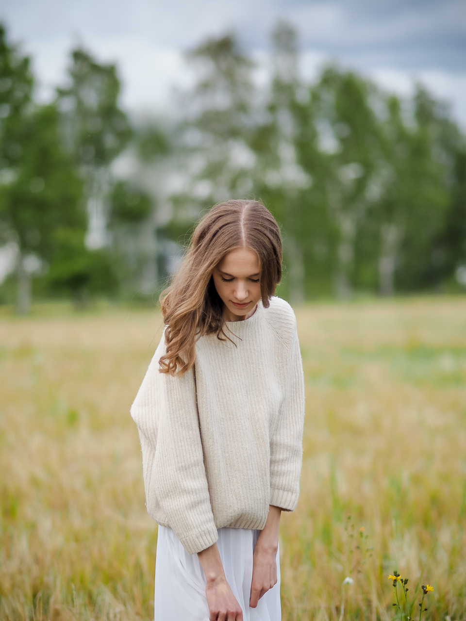 white-pleated-midi-skirt-and-cream-jumper-outfit-samuji