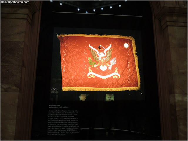 Proyección de una de las Banderas del Memorial Hall en el Massachusetts State House de Boston