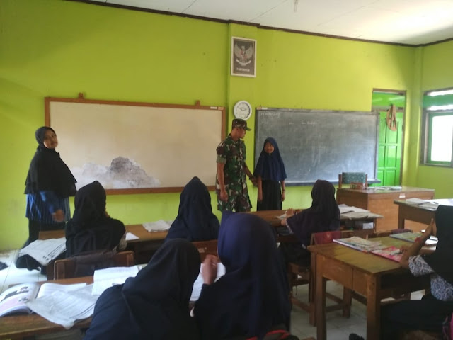 Babinsa Koramil 16 Tulung Tanamkan Wawasan Kebangsaan Di SD Negeri 1 Sedayu