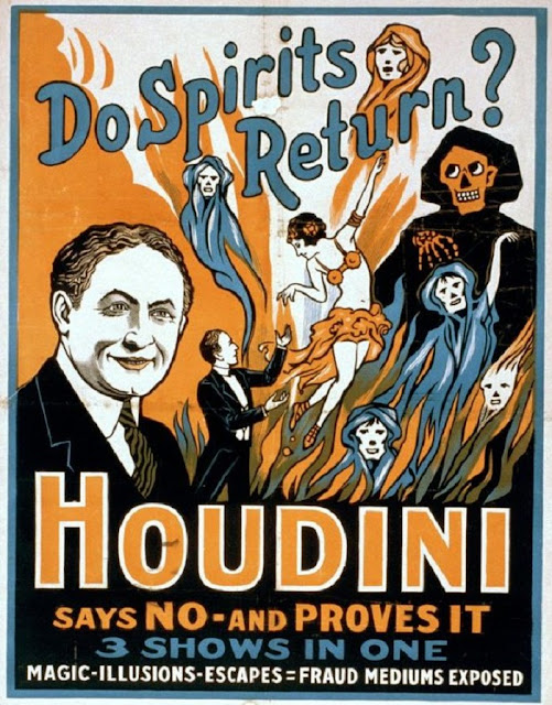 Великий фокусник Гарри Гудини попортил много крови медиумам, повторяя и разоблачая их трюки на своих выступлениях.