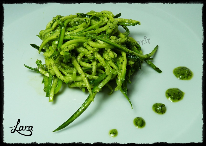 spaghetti di zucchine crude con pesto alla genovese