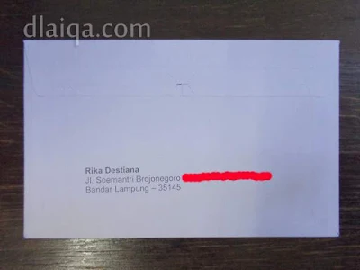 tulis nama dan alamat si pengirim (bagian belakang amplop)