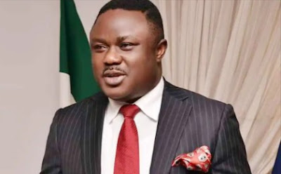 Bakassi Youths Cart Away IDPs Food Items, Scatter Chairs As Governor Failed To Show Up (Video)