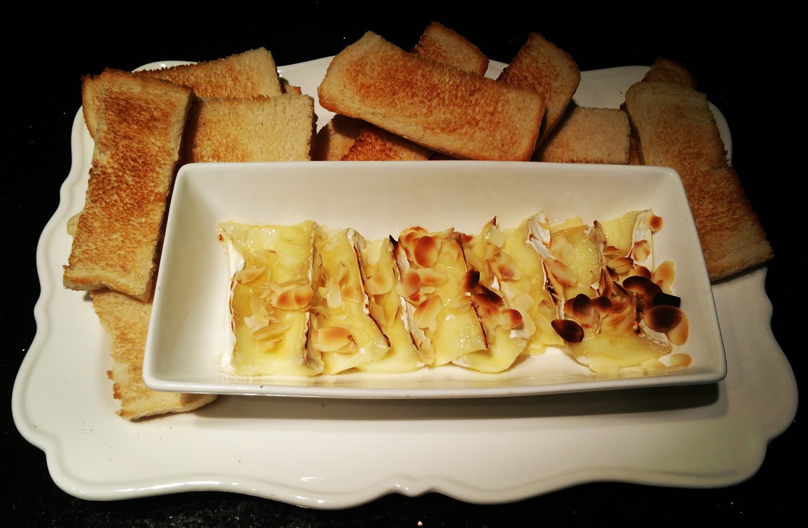 Iguarias da Ticha QUEIJO BRIE GRATINADO COM MEL E AMÊNDOA