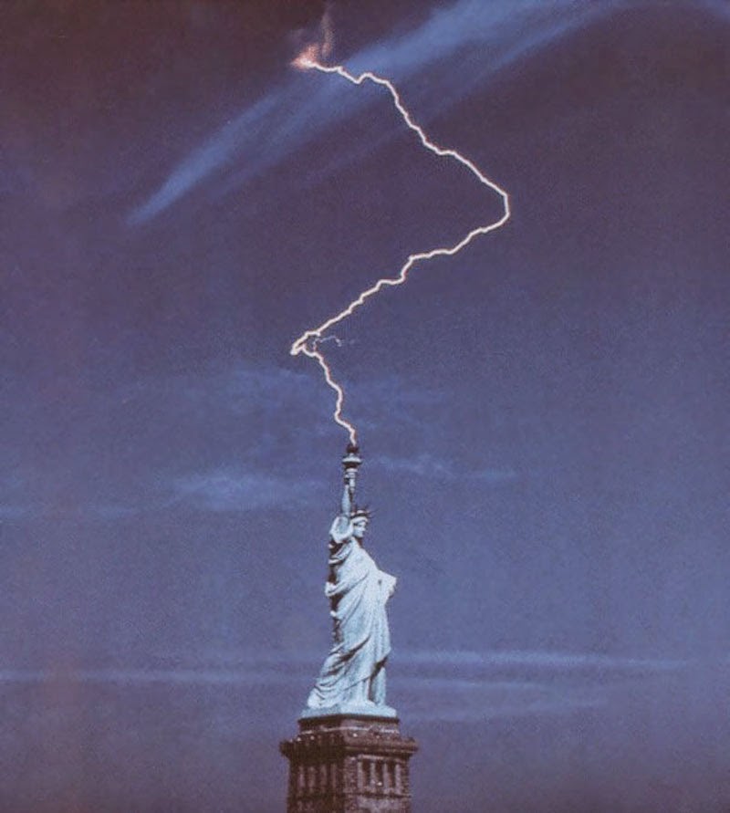 30 Pictures Taken At The Right Moment - The Statue of Liberty in New York is no statue to mess with!