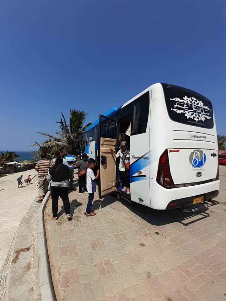 Dilema Pariwisata Berkelanjutan: Bus Pariwisata di Pantai Klayar