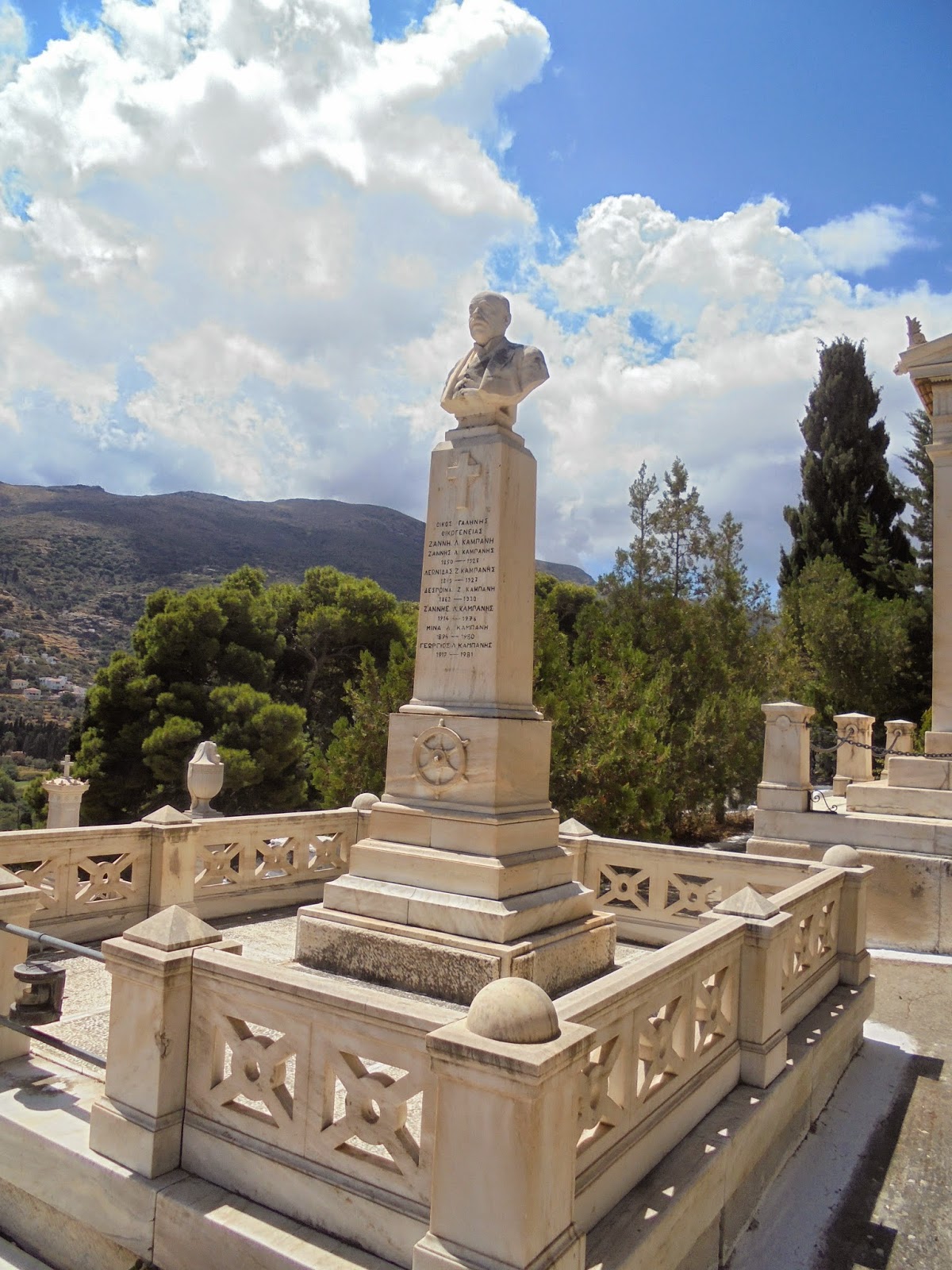 το ταφικό μνημείο του οίκου Ζάννη Καμπάνη στο νεκροταφείο της Άνδρου
