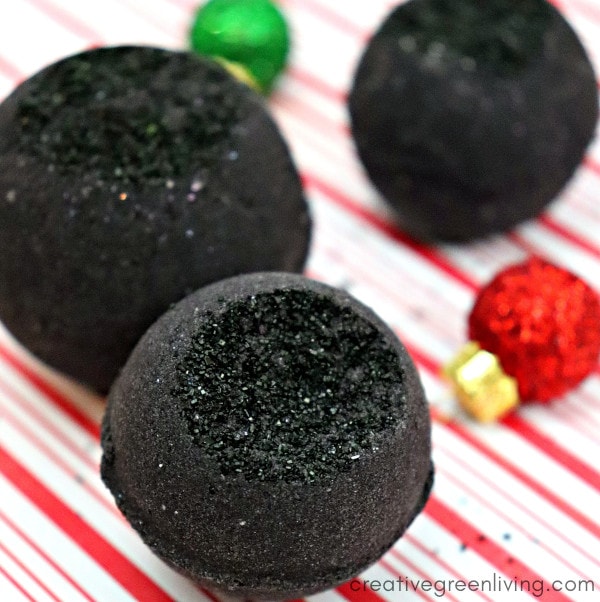 How to make bath bombs with charcoal that turn the water black