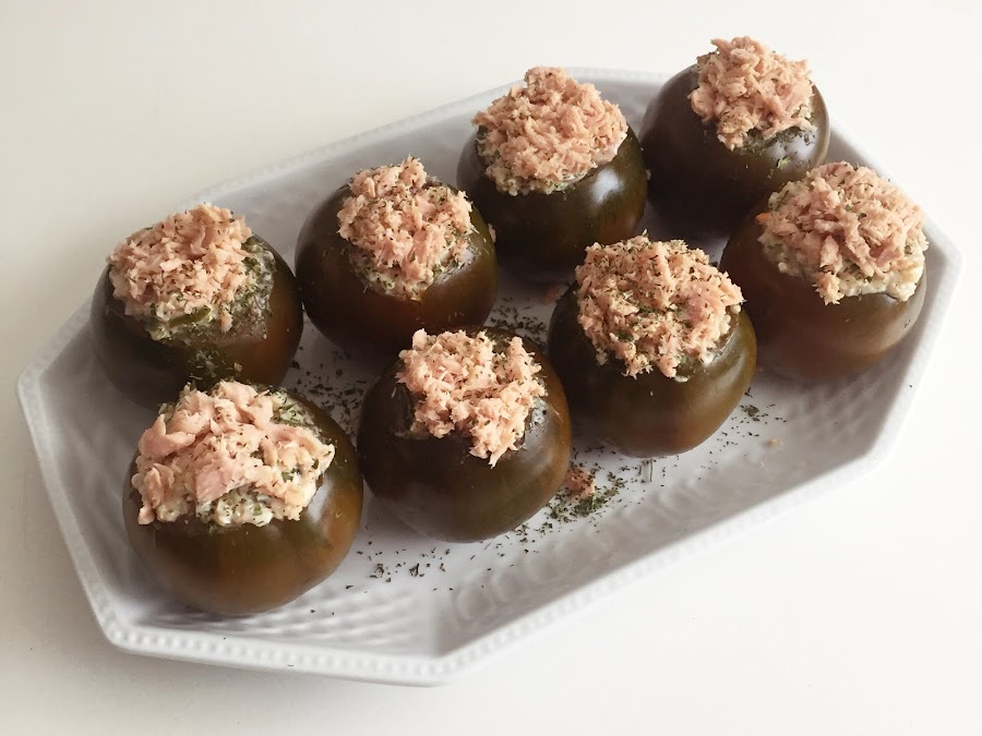 Tomates rellenos de ensaladilla de quinoa y atún