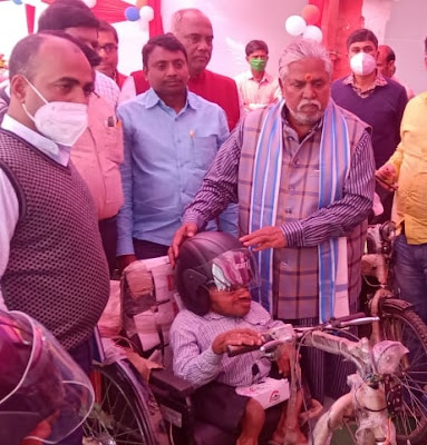 मोटराइज्ड ट्राइसाइकिल का वितरण, AnjNewsMedia, Distribution of motorized tricycles