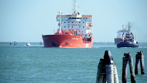 BRIDGE:  Anjungan Kapal, Perlengkapan Apa Saja  yang Terdapat di Dalamnya?