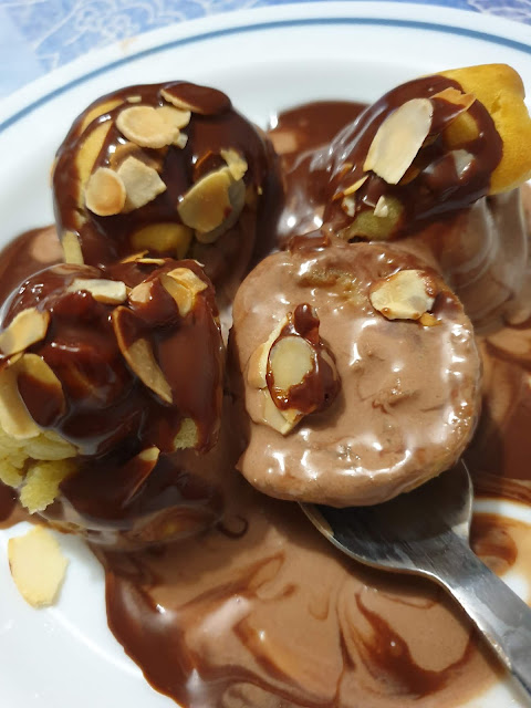 Profiteroles à la crème glacée au chocolat et son coulis;Profiteroles à la crème glacée au chocolat et son coulis