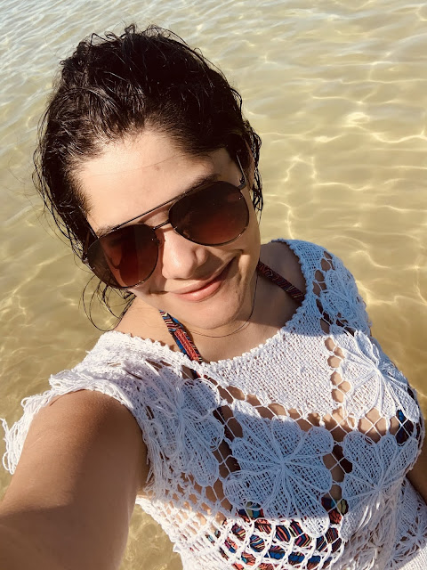 Litoral Sul de Natal no Rio Grande do Norte selfie de jovem branca do cabelo preto em uma praia