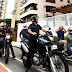 Bolsonaro passeia de moto no Guarujá e é tietado pela população