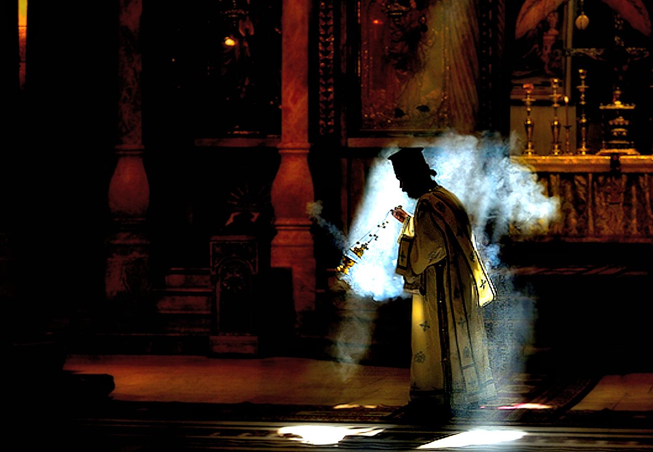 каждение ладаном. фимиам кадило. каждение в храме что означает. священник с кадилом. церковный фимиам.