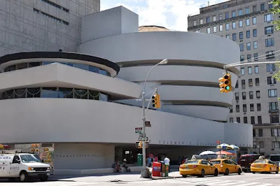 Il Guggenheim visto dall'esterno con la sua forma caratteristica
