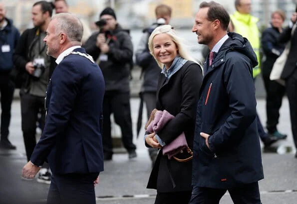 Crown Prince Haakon and Crown Princess Mette Marit visited Florø in Vestland county and the Allanengen Primary School. Ulla Johnson-striped sweater