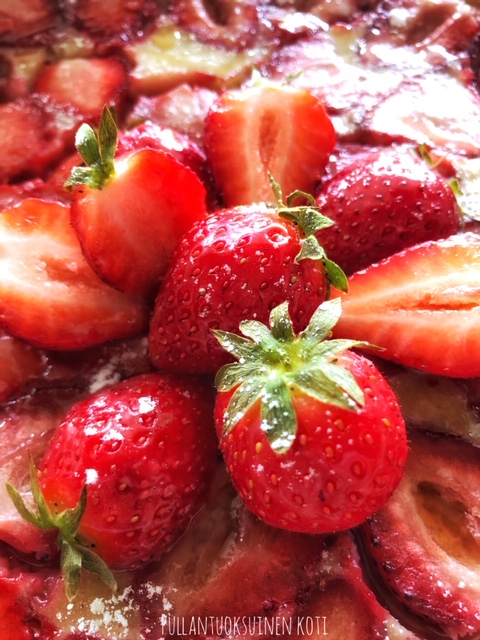 #pullantuoksuinenkoti #pancake #pannukakku #mansikka #mansikkapannukakku #kesäinenjälkiruoka #pannari #mansikkapannari #kesä #pancake #strawberry #baking #summerbaking #strawberrytime #mansikkaleivonnainen