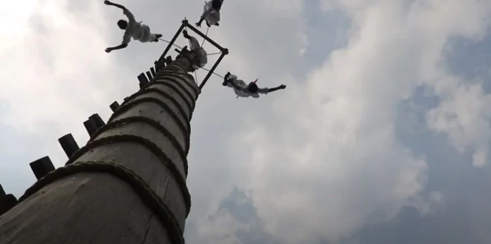 Voladores de Papantla en Caida Libre