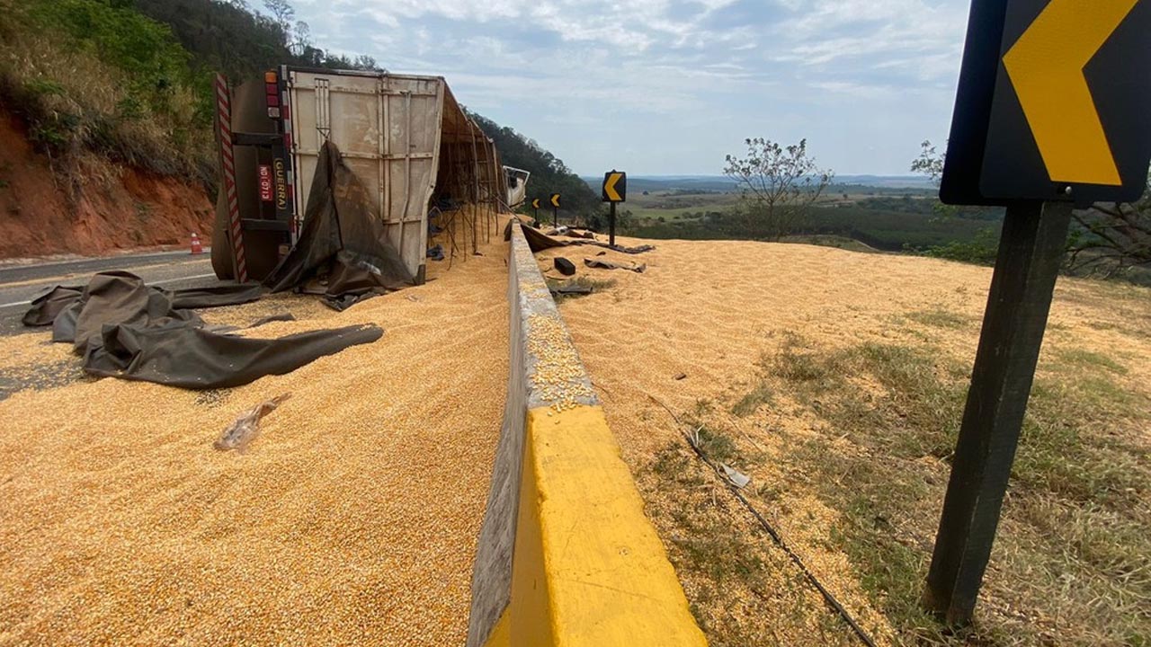Motorista azarado tomba caminhão carregado de milho e revela carga de cocaína em Botucatu