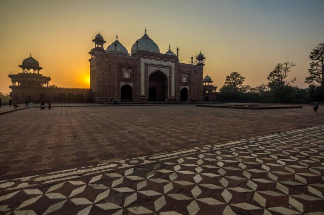 Sun behind the Mehmaankhana on right side of Taj Mahal