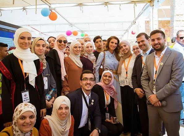 Queen Rania wore TIBI Asymmetric chambray shirt, and she carried Bottega Veneta bag from Resort 2019 collection