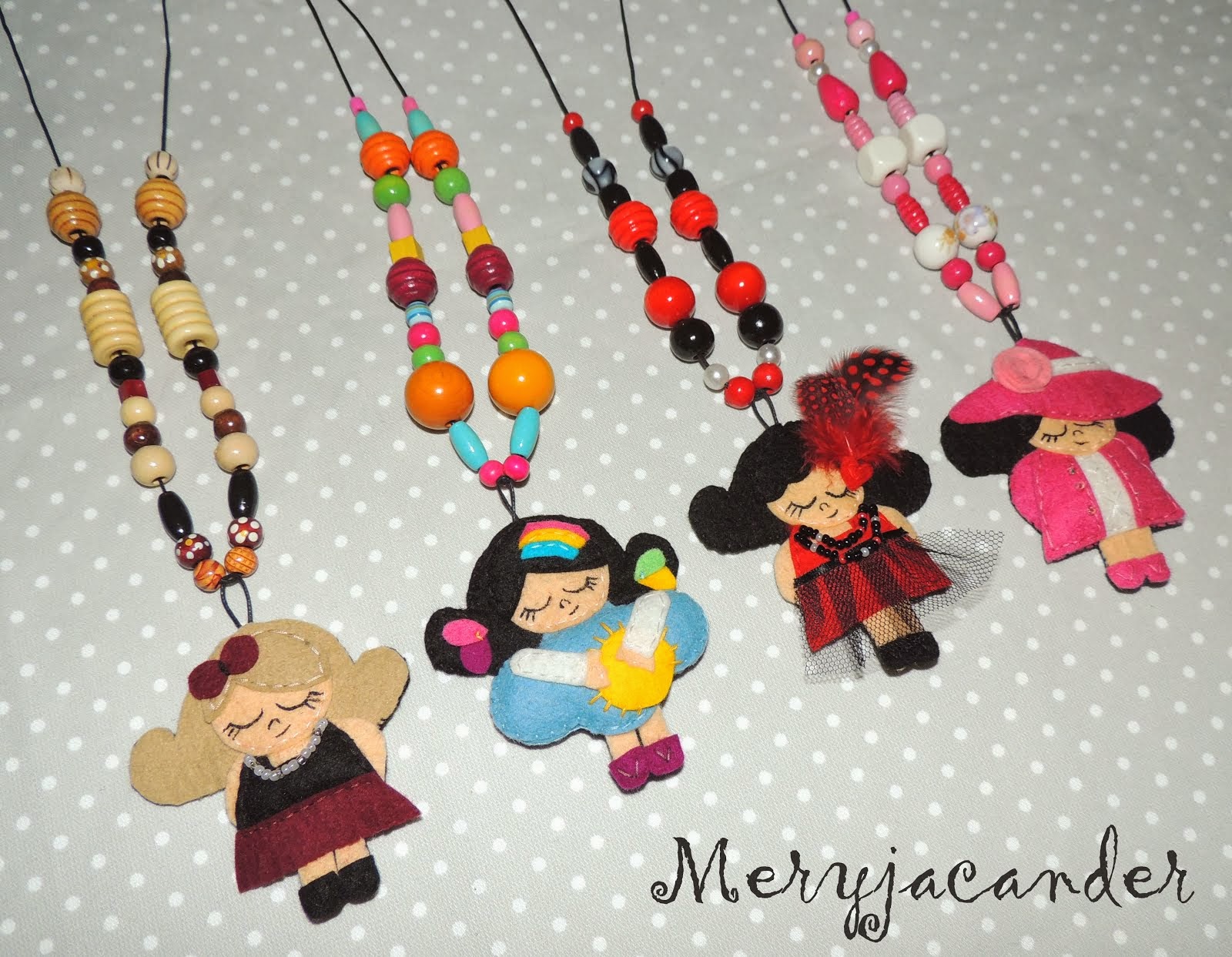 Collares de bolas y muchoooos colores