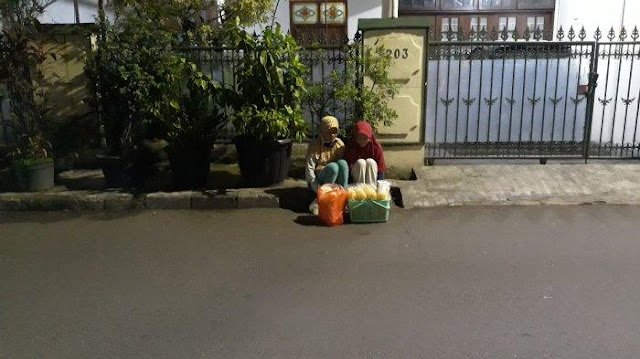 Kisah Pilu Si Kembar Eva Evi Jualan Kerupuk Hingga Larut Malam: Demi Beli Paket Data