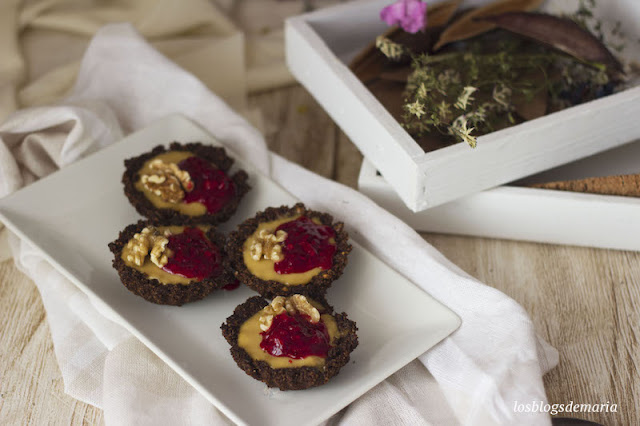 Canastillas de granola con flan de caramelo