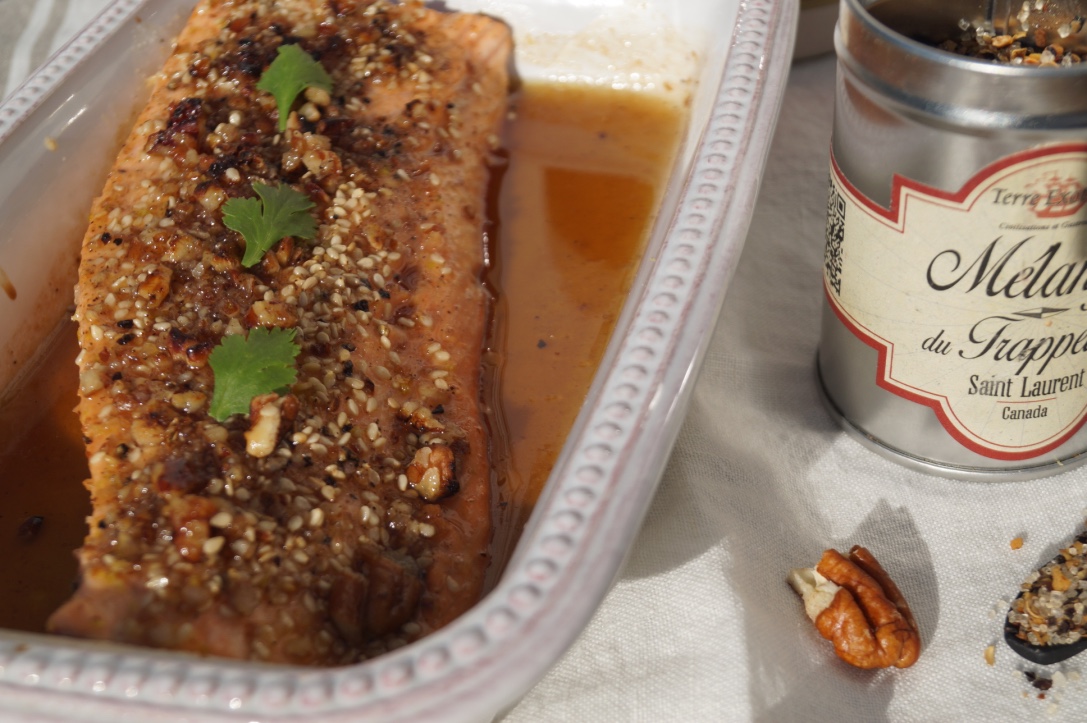 Saumon laqué au sirop d'érable, sauce soja, noix de Pécan et sésame